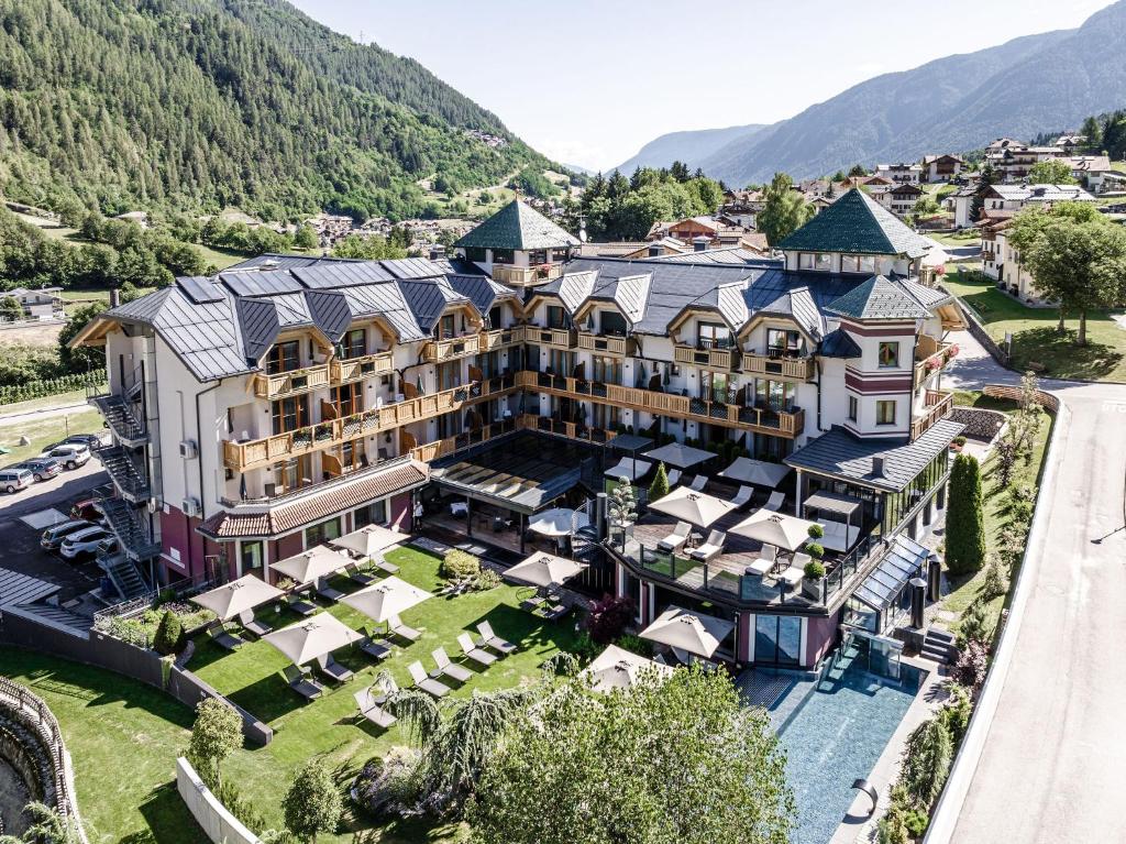 Tevini Dolomites Charming Hotel (Commezzadura) 
